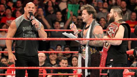 Bill Goldberg (r.) forderte bei WWE Monday Night RAW Kevin Owens (r.) heraus