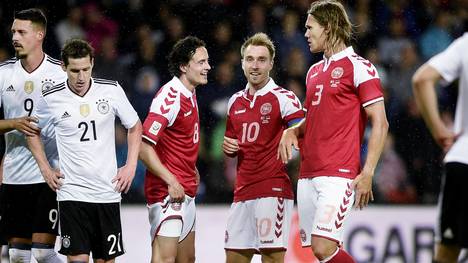 Thomas Delaney (mitte), Christian Eriksen und Jannik Vestergaard (rechts) im Trikot der dänischen Nationalmannschaft