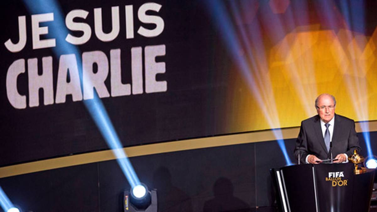 Dann geht es endlich los. FIFA-Präsident Blatter eröffnet den Abend mit einer emotionalen Rede, in der er auch noch einmal an die Opfer des Anschlags auf das französische Satiremagazin "Charlie Hebdo"