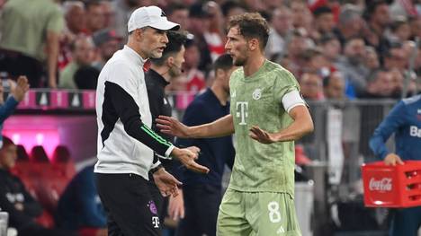 Thomas Tuchel (l.) muss Leon Goretzka in der Innenverteidigung aufbieten