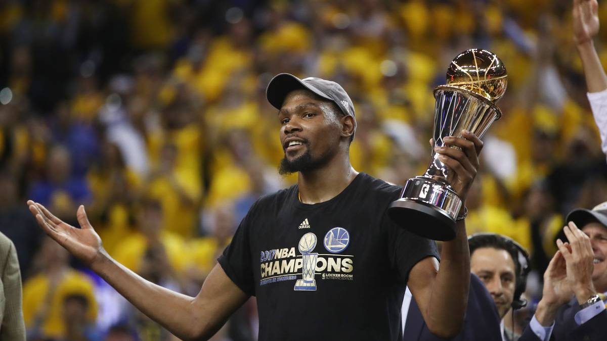 Durants Plan geht zwar auf, gleich im ersten Jahr holte er mit den Warriors den Titel und verteidigt ihn 2018. In Oklahoma City ist der 28-Jährige aber ab sofort die Hassfigur Nummer eins. Auch sein Wechsel zu Brooklyn 2019 ist ein Hammer