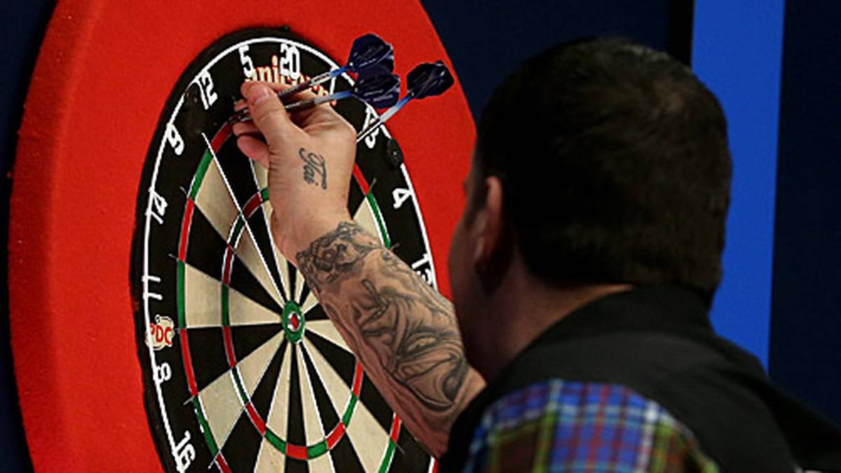 Das bessere Ende hat Gary Anderson für sich: Hier holt er die entscheidenden Darts aus der Doppel-12. Es sind die Matchdarts