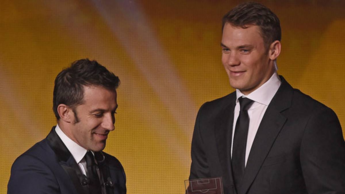 Zunächst wird die Weltauswahl bekanntgegeben. Wenig überraschend steht Manuel Neuer im Tor. Alessandro del Piero, jetzt ohne Handy, schreitet erstmals zur Tat