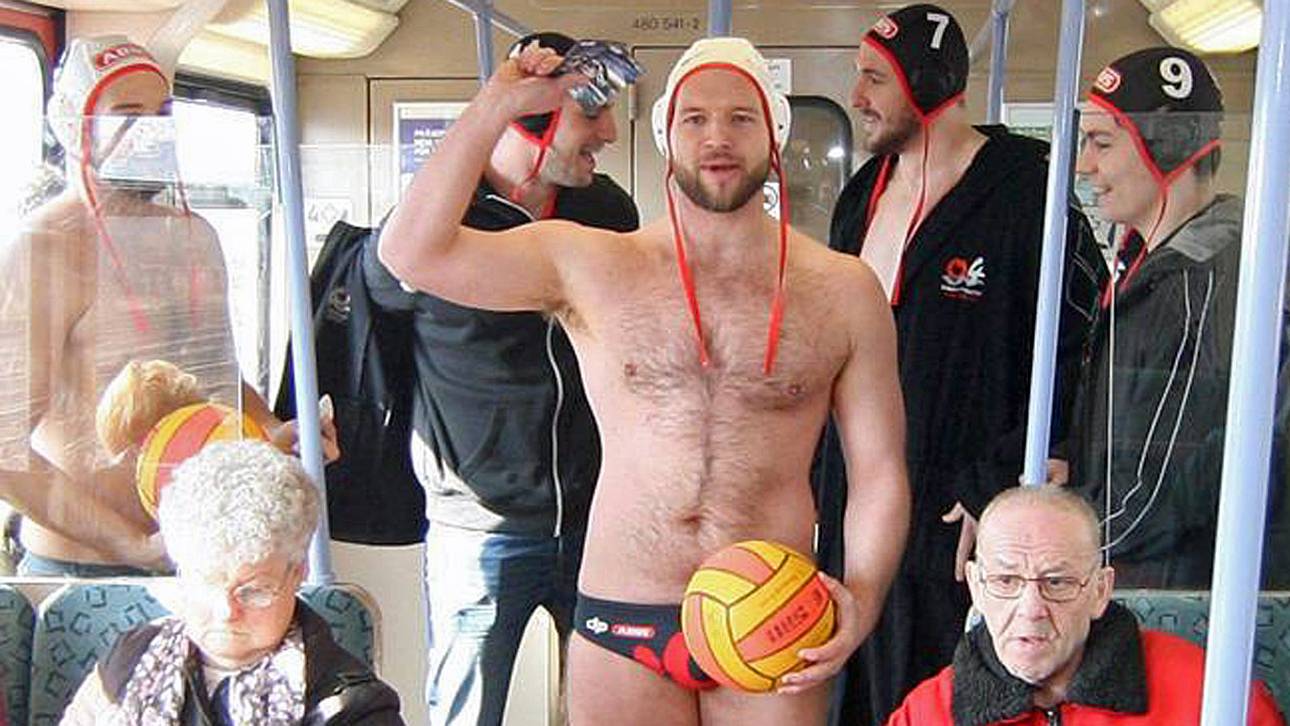 Wasserballer werben halbnackt in S-Bahn