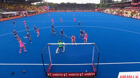 Die deutsche Frauen-Hockey-Nationalmannschaft ist mit einem souveränen 3:0-Erfolg gegen Schottland in die Hockey-WM gestartet. Als amtierender Vize-Europameister hat das Team damit die Zwischenrunde fest im Visier.