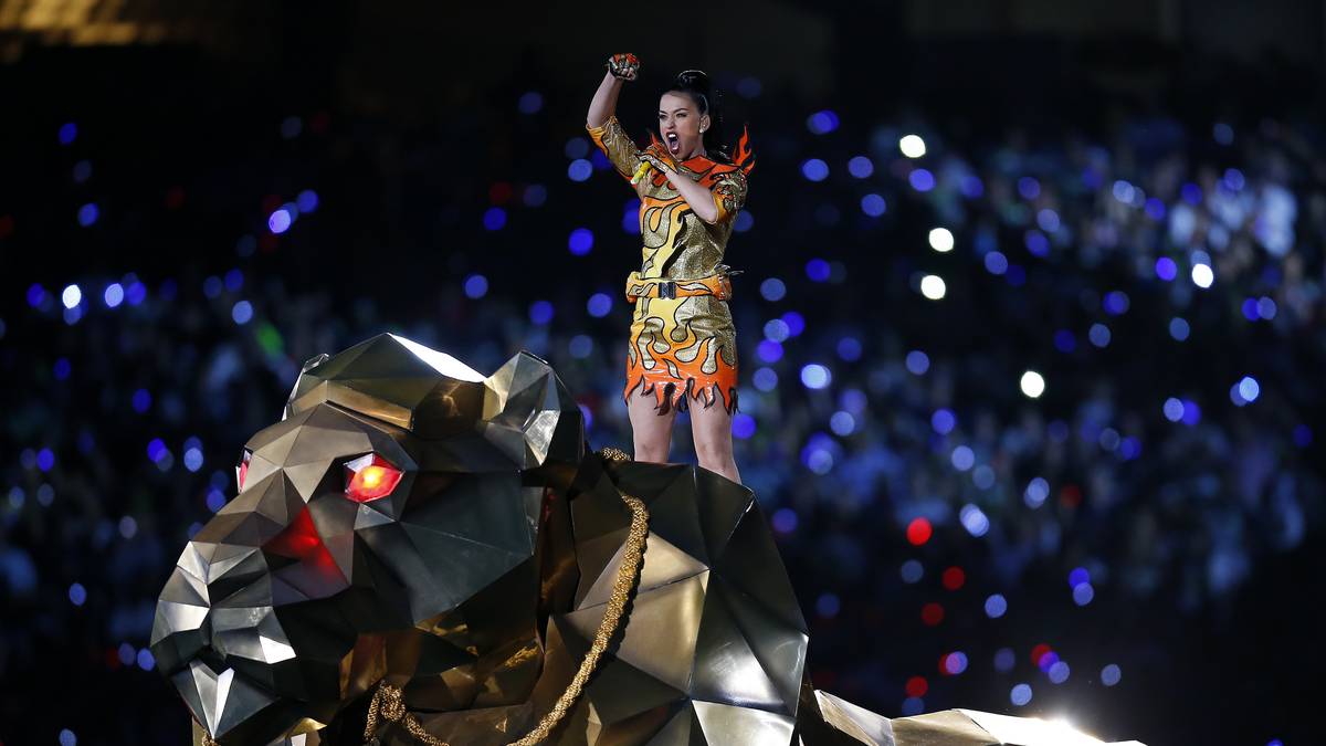 Recht skurril: Katy Perrys Auftritt beim Super Bowl 2015: Einmarsch auf einem riesigen Tiger...