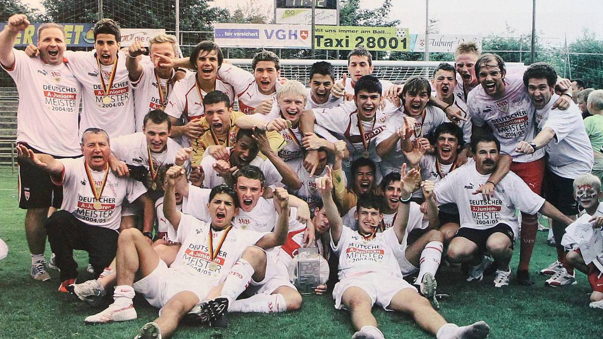 Nach dem Karriere-Ende wegen einer Knorpelverletzung im Knie im Jahr 1998 beginnt die Trainerkarriere von Tuchel zwei Jahre später beim VfB Stuttgart. Als Co-Trainer gewinnt er mit den Schwaben 2005 die A-Jugend-Meisterschaft. Unter seinen Spielern sind sogar heutige Weltmeister wie Sami Khedira (hintere Reihe, 2.v.l.), Adam Szalai oder Serdar Tasci. Mit Khedira könnte Tuchel ab Sommer wieder vereint sein. Der Nationalspieler ist als Neuzugang beim BVB im Gespräch.