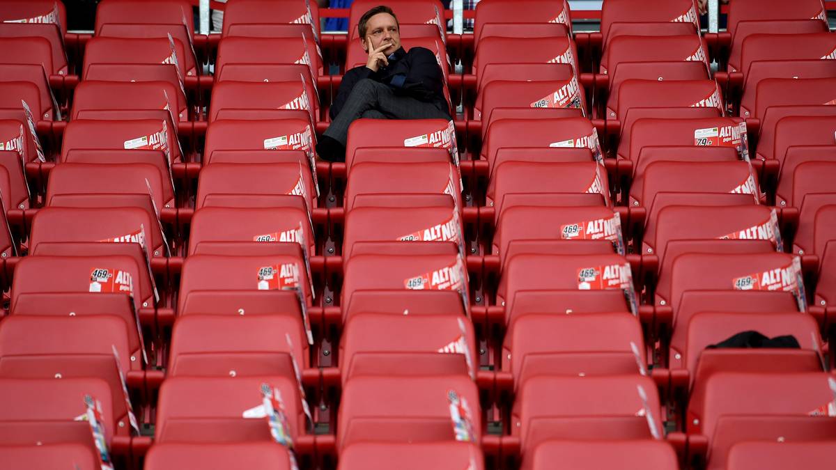 Warum denn so grimmig, Herr Heldt? Schalke eröffnet den 30. Spieltag mit der Partie in Mainz. Und Manager Horst Heldt hat tatsächlich Grund zur Sorge: S04 wartet seit fünf Partien auf einen Bundesliga-Sieg und droht nach der Königsklasse sogar die Europa League zu verspielen