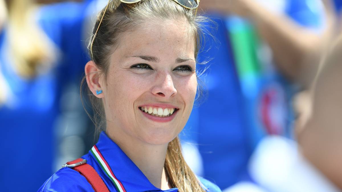 Ihre Mitstreiterin verzichtet auf die Bemalung und greift dafür lieber zum blauen Trikot 