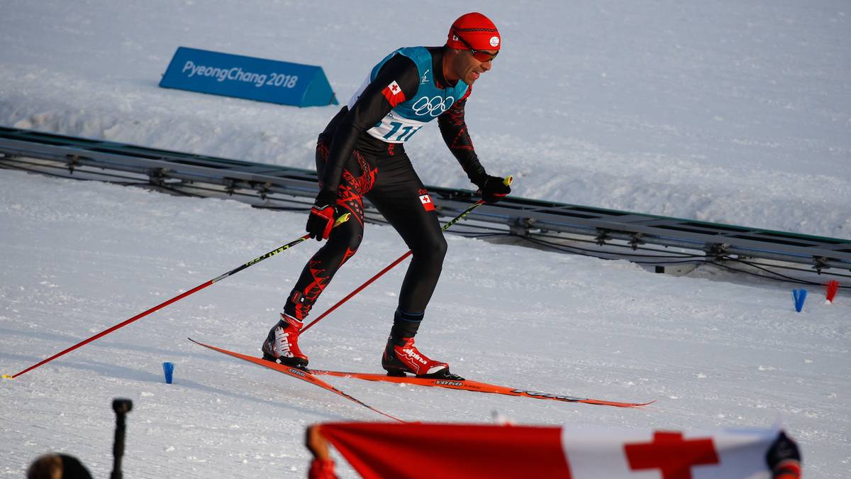 Im Langlauf über 15 Kilometer kommt er vollkommen ausgepumpt im Zielbereich an. Doch der Krieger aus Tonga erreicht sein persönliches Ziel: Er wird nicht Letzter