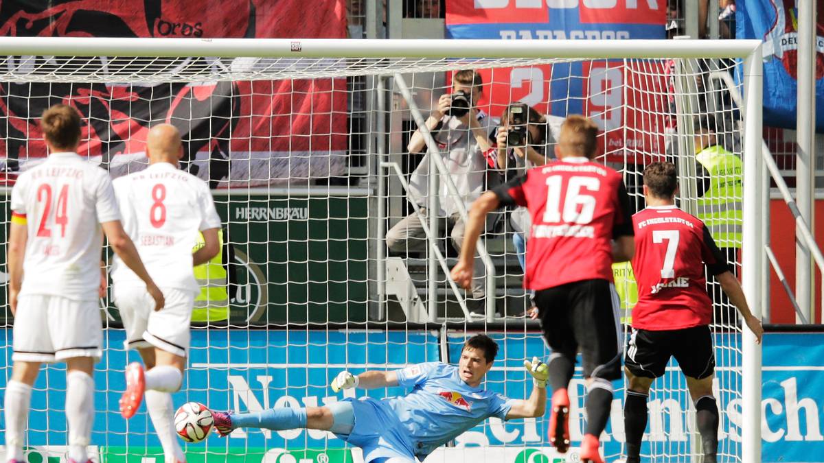 Ingolstadt tut sich lange schwer. Doch dann kurz vor der Pause bekommt der FCI einen Foulelfmeter, Mathew Leckie schubst den Ball ganz cool in die Mitte