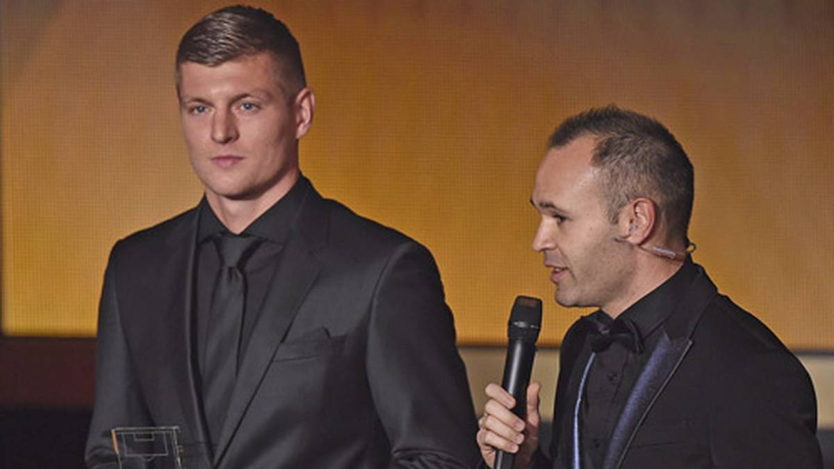 Toni Kroos komplettiert das Weltmeister-Trio in der Elf des Jahres. Der Madrilene wird flankiert von Andres Iniesta (r.) und Angel di Maria