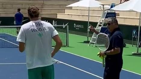 Bahnt sich hier eine neue Partnerschaft zwischen Alexander Zverev und Toni Nadal an? Der Deutsche wurde beim Training in der Rafa Nadal Academy auf Mallorca mit Toni Nadal, Onkel und ehemaliger Coach von Rafael Nadal, gesichtet.