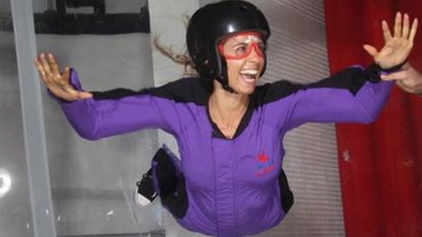 Spaß beim Indoor-Skydiving: Spielerfrau Cathy Fischer.