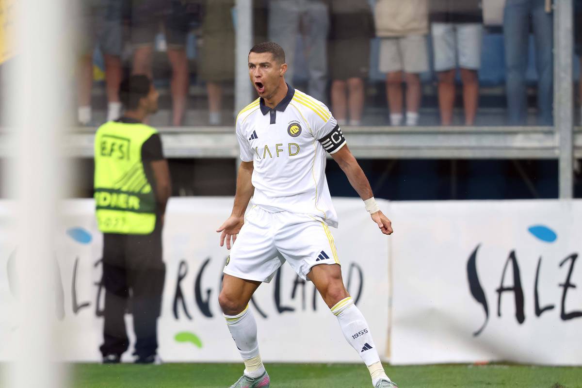 Ronaldo bekommt Lederhose überreicht