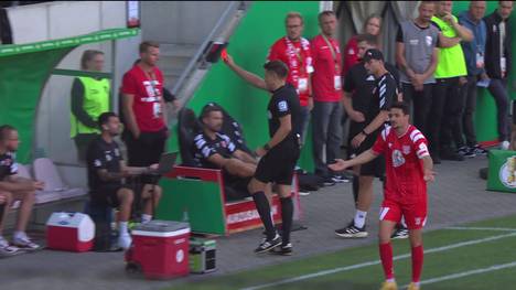 Der FC Augsburg zieht beim Pflichtspiel-Debüt von Trainer Sandro Wagner gegen den Halleschen FC in die zweite Runde des DFB-Pokals ein. Kommentator: Michael Birk.