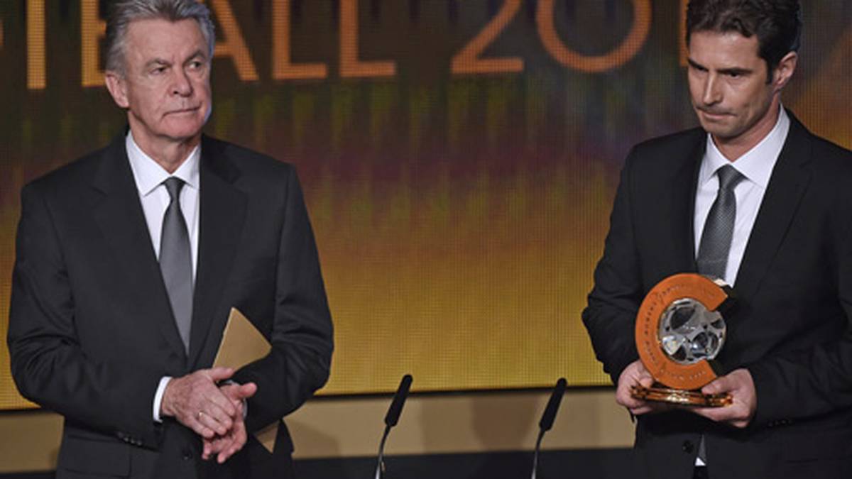 Im Anschluss geht es erstmals um die individuellen Kronen - und gleich gibt es Grund zur Freude für Deutschland. Ral Kellermann, der mit dem VfL Wolfsburg den Champions-League-Titel verteidigte, wird als Frauen-Trainer des Jahres ausgezeichnet. Den Preis übergibt dabei kein Geringerer als Ottmar Hitzfeld (r.)