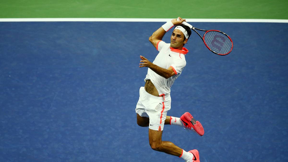 Roger Federer ist gut drauf: Den Belgier Steve Darcis erledigt er im Schnelldurchgang und sorgt dabei mit spektakulären Sprungeinlagen für Aufsehen