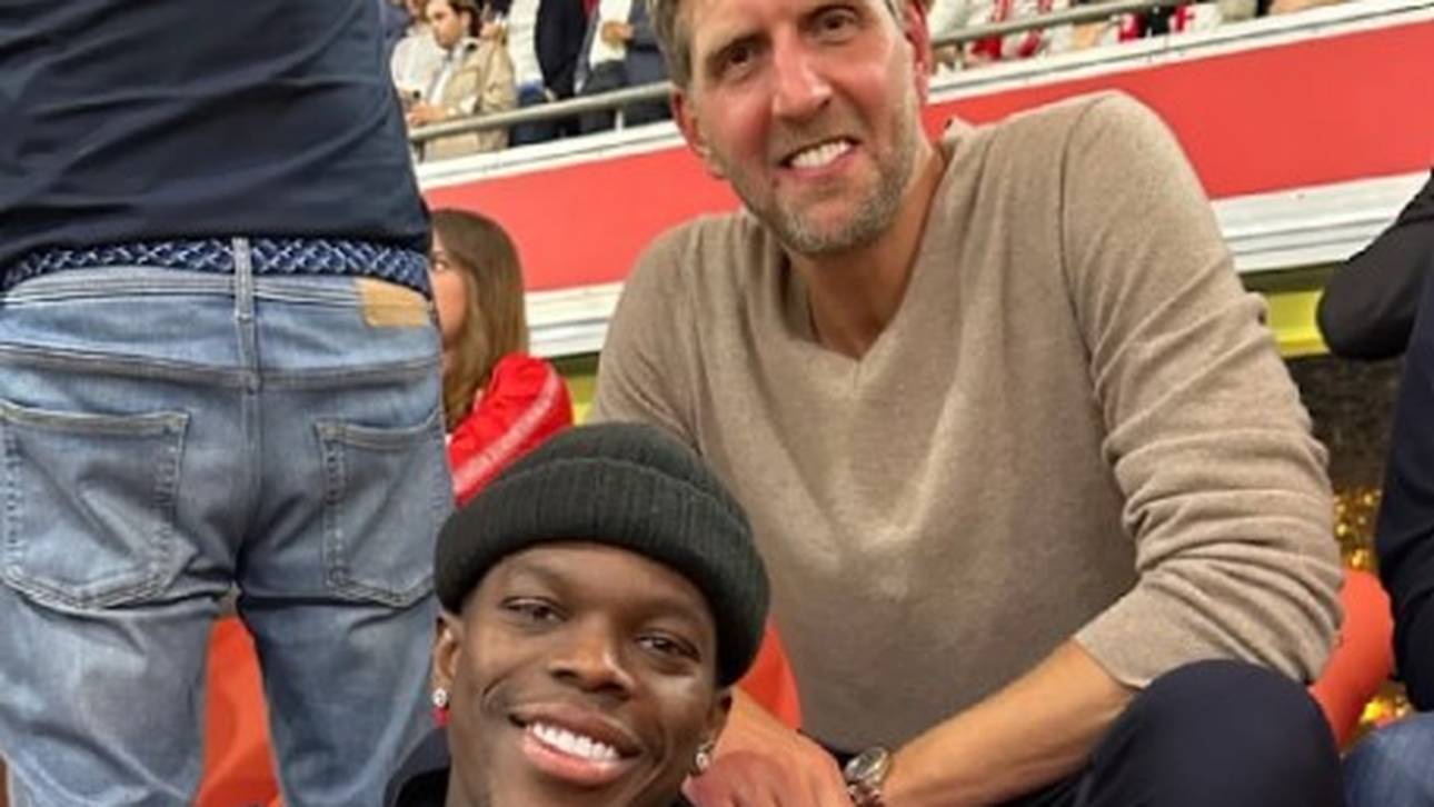 Dennis Schröder (l.) und Dirk Nowitzki auf der Bayern-Tribüne