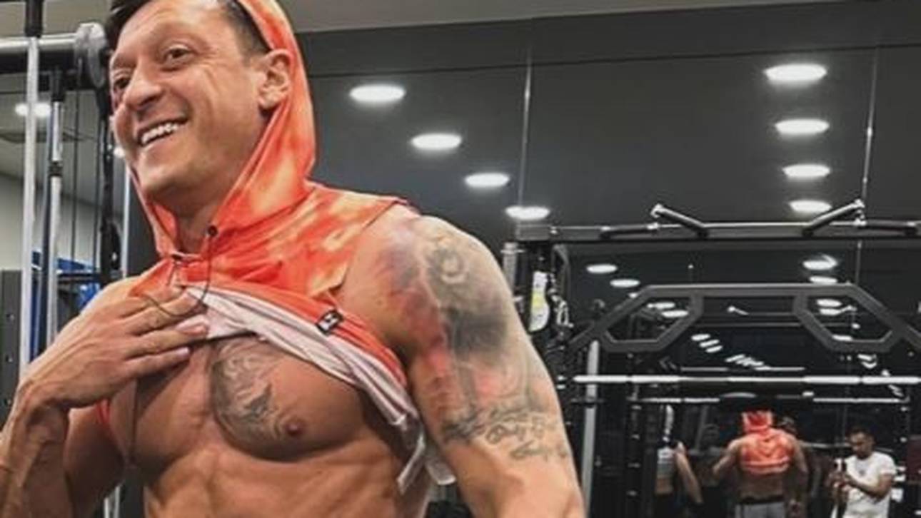 Vor Eklat: Özil zeigt Extremisten-Tattoo