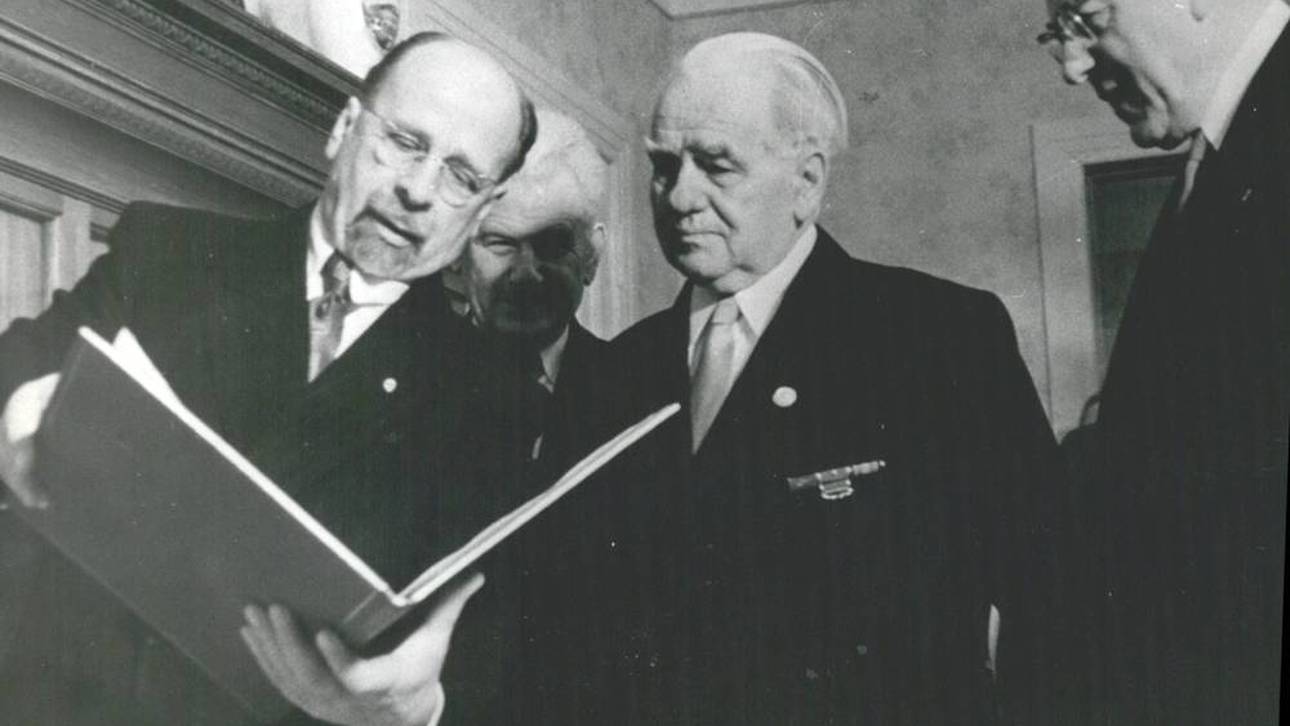 DDR-Präsident Wilhelm Pieck (M.) und Nachfolger Walter Ulbricht verfügten den Tod des Ehepaars Krüger