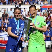 Melanie Leupolz und Ann-Kathrin Berger holen mit dem FC Chelsea zum dritten Mal in Serie das Double.