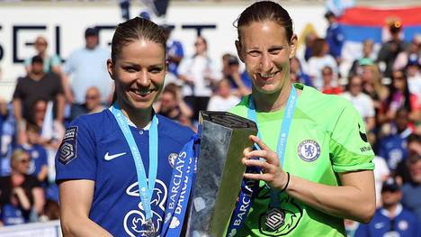 Melanie Leupolz (l.) und Ann-Katrin Berger jubeln mit dem FC Chelsea