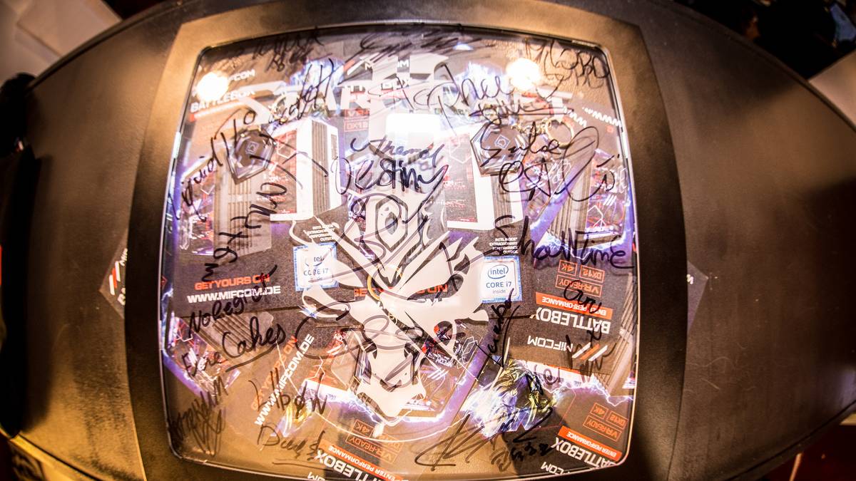 Die Spieler konnten sich auf dieser Glasplatte verewigen.