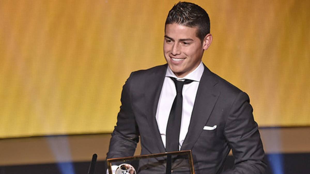 Eben noch in der Menge, jetzt auf der Bühne: James Rodriguez erhält den Preis für das Tor des Jahres
