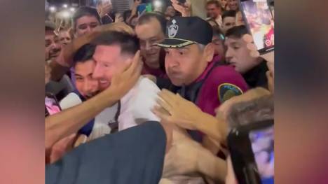 Schon vor dem Gewinn des WM-Titels war Lionel Messi eine Legende in Argentinien. Jetzt ist er in seiner Heimat zum Gott aufgestiegen und bringt selbst beim Essen die Leute zum ausrasten.
