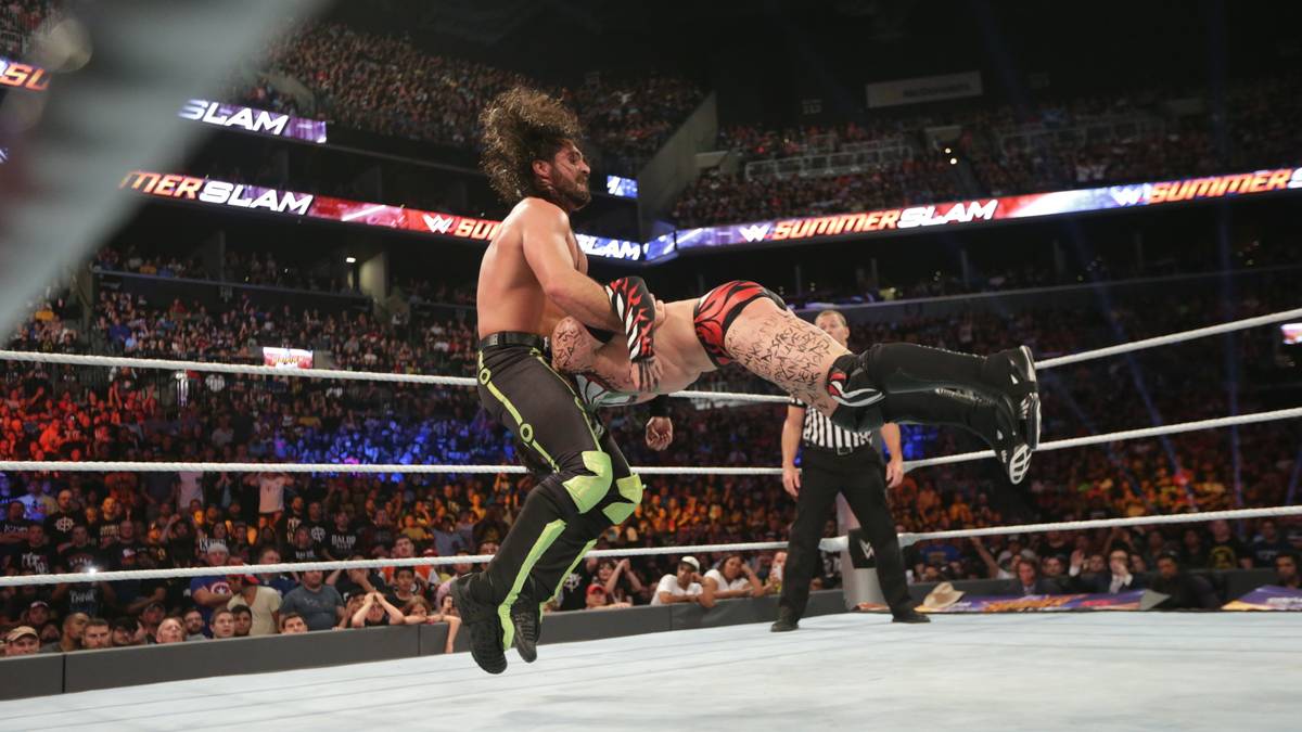 SETH ROLLINS selbst wurde am Montag bei der TV-Show RAW vom WWE-Drehbuch aus dem Rumble gekegelt, verlor seinen Platz an Sami Zayn. Dabei muss es nicht bleiben, auch Rollins könnte den Rumble noch entern - offiziell oder inoffiziell als Störenfried