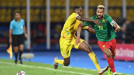 Eric Maxim Choupo-Moting (r.) hat sich mit Kamerun fürs Afrika-Cup-Achtelfinale qualifiziert