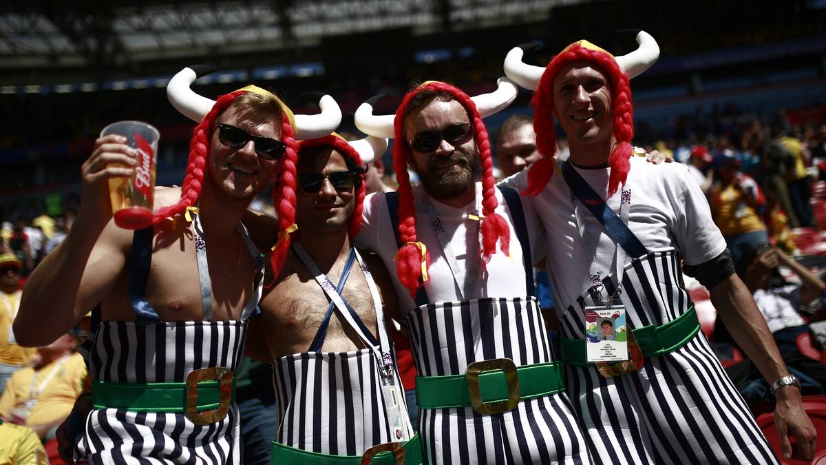 Vier Fans aus der Heimat von Obelix: Frankreich ließ seine Anhänger lange zittern, ehe der Sieg fest stand