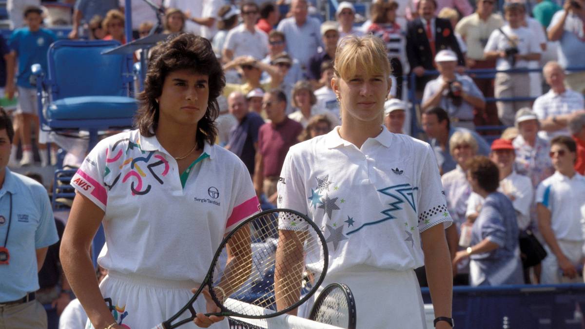 Steffi Graf (r., mit Gabriela Sabatini/Argentinien) - Wimbledon 1988: An der Seite der Argentinierin holte Deutschlands Aushängeschild im Tennis sogar einen Titel im Doppel, gegen die sie 1988 zweimal unterlag. Insgesamt kassierte Graf in ihrem besten Jahr nur drei Niederlagen 