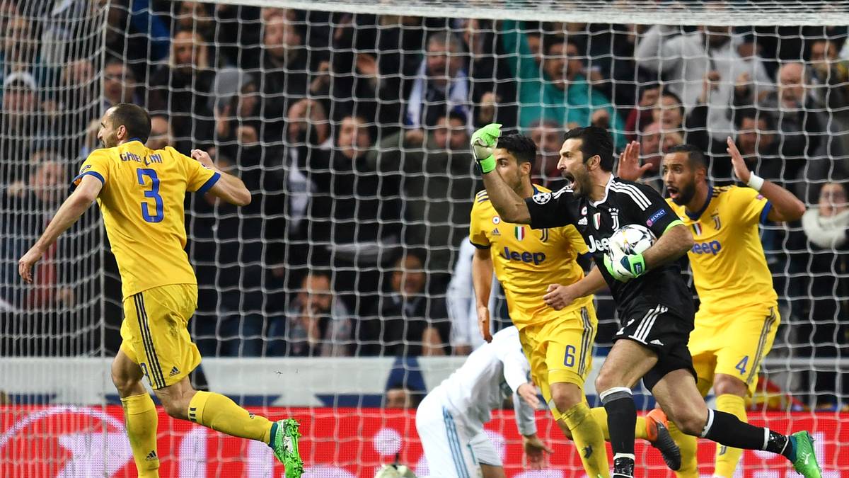 Gianluigi Buffon und seine Kollegen sind außer sich und stürmen auf den Briten zu