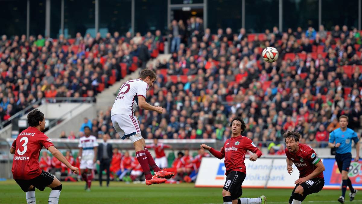 70. Bundesliga-Tor: 07.03.2015 - Müller trifft beim 3:1 gegen Hannover 96 zweimal, der zweite Treffer hebt ihn über die nächste Zehnermarke