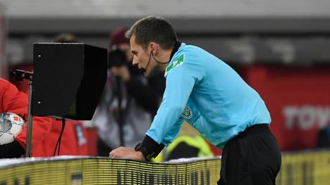 Die Schiedsrichter können beim Achtelfinale des DFB-Pokals auf den Video-Assistenten zurückgreifen