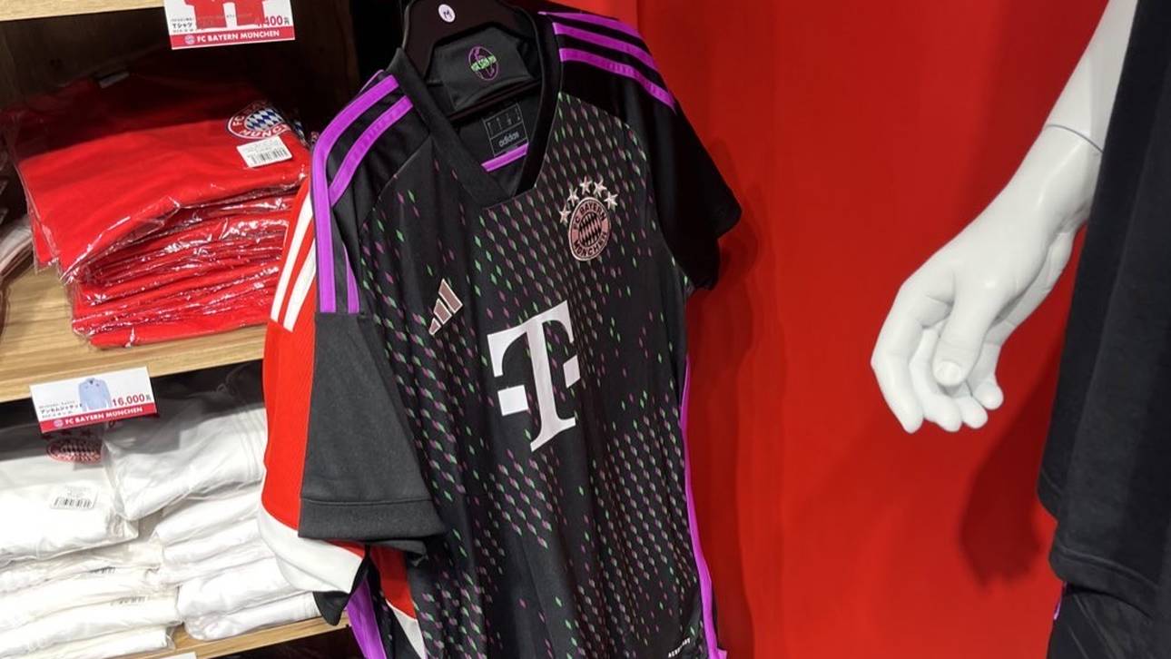 Das neue Auswärtstrikot des FC Bayern im Pop-up-Store in Tokio