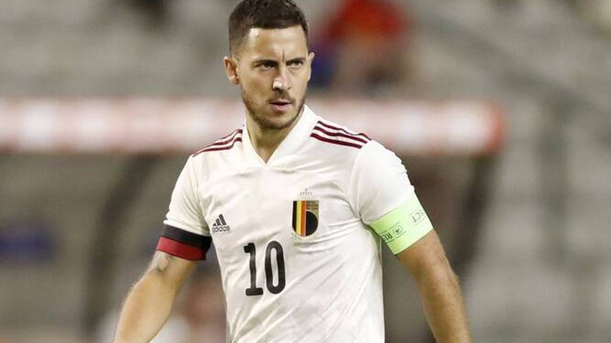 Auswärts spielen die Belgier in Weiß. Die Ähnlichkeit zu den anderen Adidas-Trikots bei der EM ist am Kragen und Ärmel erkennbar. 