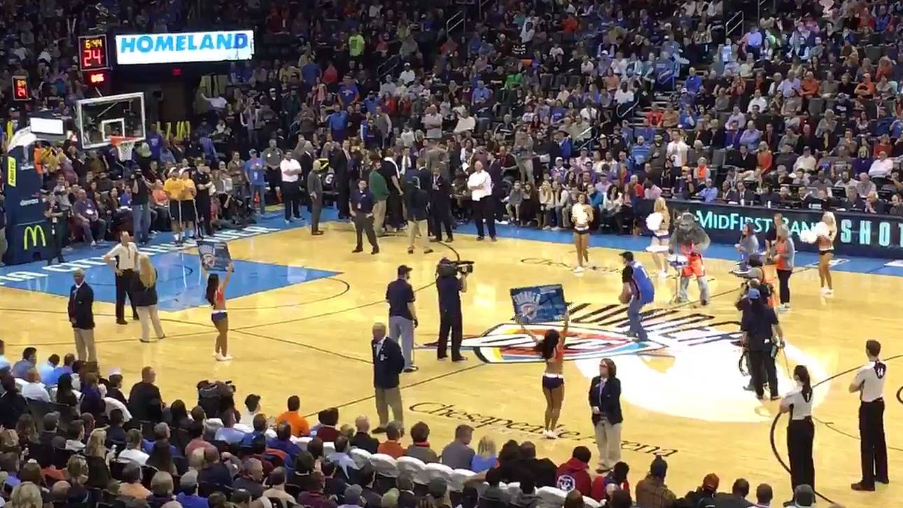 OKC-Fan trifft von der Mittellinie