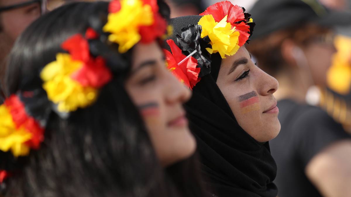 Das doppelte deutsche Lottchen? Diese deutschen Fans gleichen einander wie Zwillinge