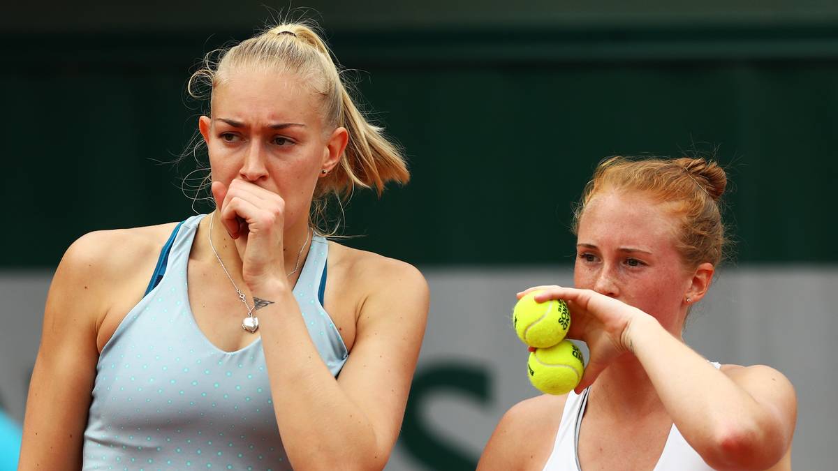 Geheimsache! Jocelyn Rae und Anna Smith besprechen ihre Taktik beim nächsten Aufschlag. Die Gegnerinnen sollen nichts mitbekommen
