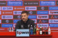 Am Wochenende bestreitet Xabi Alonso sein 100. Pflichtspiel für Bayer Leverkusen. Auf der Pressekonferenz spricht er über seine schwere Anfangszeit in Leverkusen. 