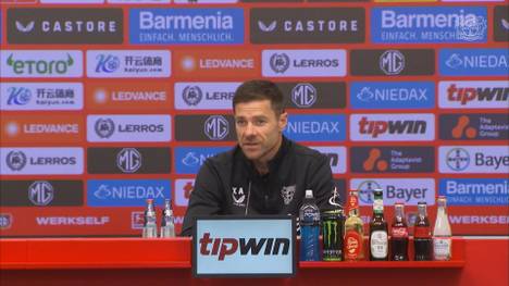 Am Wochenende bestreitet Xabi Alonso sein 100. Pflichtspiel für Bayer Leverkusen. Auf der Pressekonferenz spricht er über seine schwere Anfangszeit in Leverkusen. 