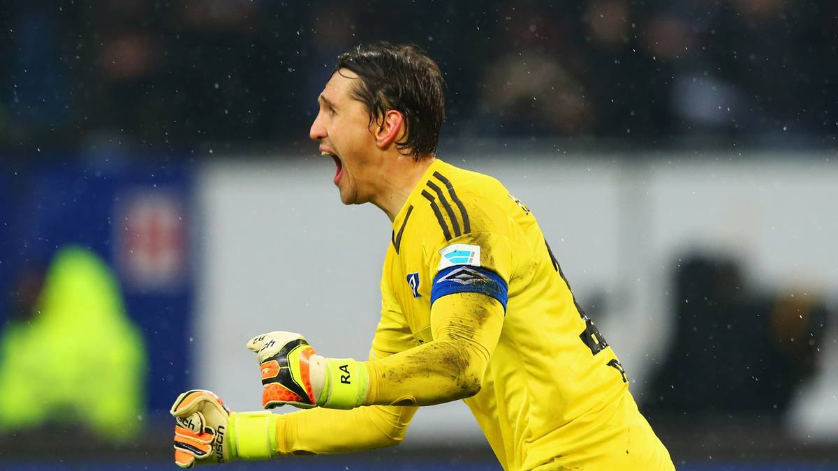 Nein, keine Wiederholung: Drei Minuten nach dem Ausgleich hat Adler erneut Grund zur Freude. Der HSV dreht kurz vor der Pause die Partie und geht mit 2:1 in Führung