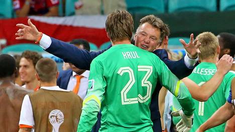 Louis van Gaal feierte bei der WM 2014 dank Tim Krul einen Sieg der Psychospielchen