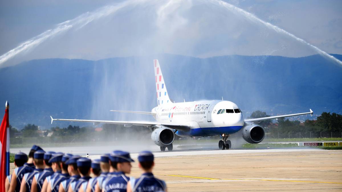 Um 15.15 Uhr landet der Airbus 319 mit Verspätung in der kroatischen Hauptstadt - und wurde von Wasserfontänen begrüßt