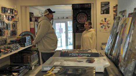 So sieht Gagas Darts-Shop aus - der German Giant erklärt die Entstehungsgeschichte des Geschäfts und erzählt, dass einige Kunden den Weg von Berlin auf sich nehmen, um ihm einen Besuch abzustatten.