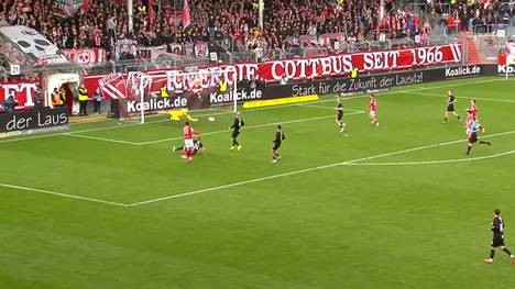 Energie Cottbus liefert sich in der 3. Liga einen wilden Schlagabtausch mit TSV Havelse. Trotz des knappen Sieges zeigt sich Energie-Coach Claus-Dieter Wollitz danach verärgert.