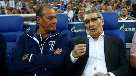 Schalke 04: Rudi Assauer geht es schlechter, Rudi Assauer (rechts) 2017 zusammen mit dem ehemaligen Schalke-Coach Huub Stevens